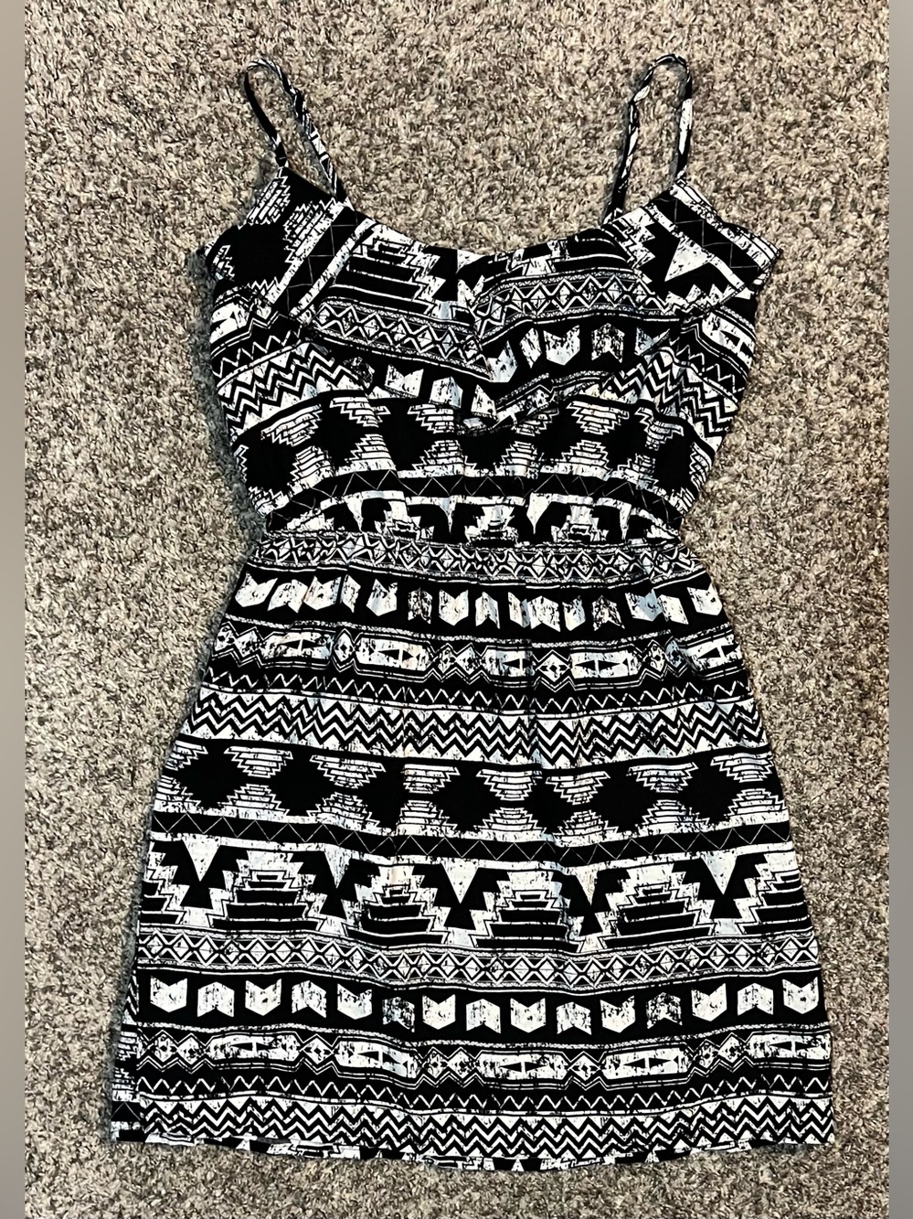 NWOT: Jstfy Women’s Aztec Patterned Sheath Ruffle Midi Dress! Size Medium.